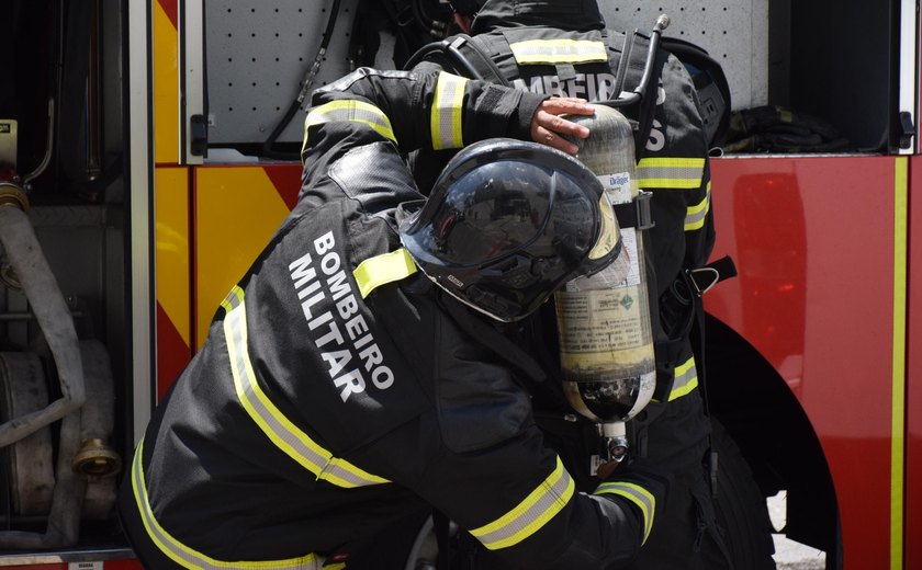 Bombeiros resgatam homem e animal de estimação após incêndio no Tabuleiro do Martins