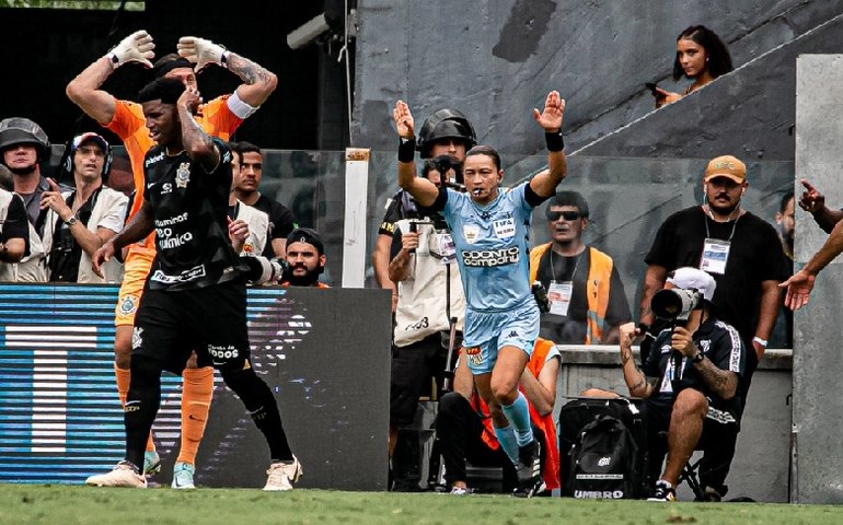Áudio do VAR explica gol anulado de Yuri Alberto: ‘Vai claramente no defensor’