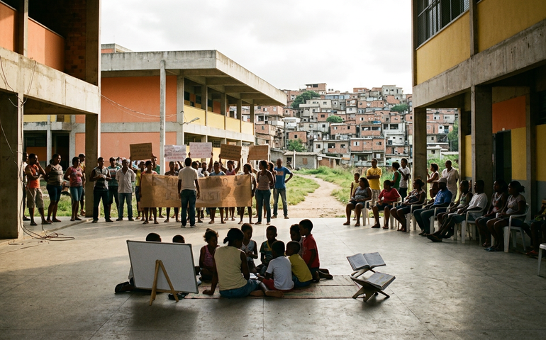 Sem luz há 40 dias e aulas no pátio: moradores protestam contra condições precárias no Ciep da Rocinha
