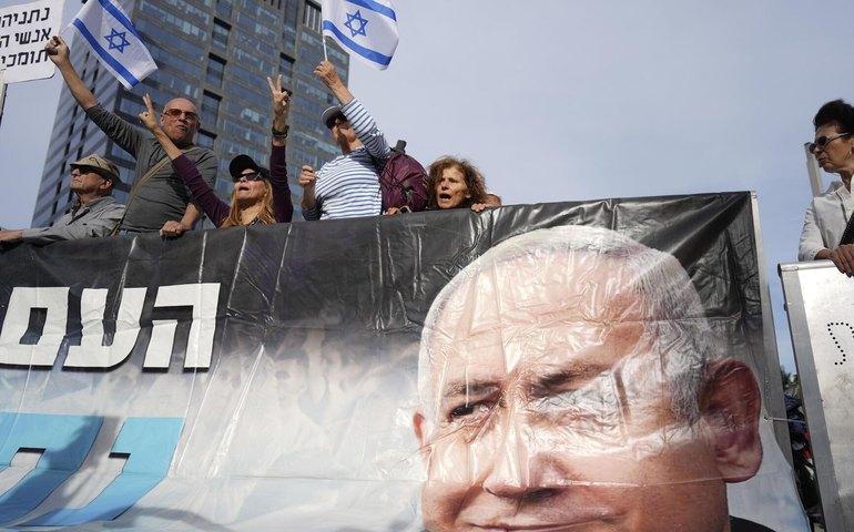 Benjamin Netanyahu sobe ao banco das testemunhas pela 1ª vez em seu julgamento de corrupção