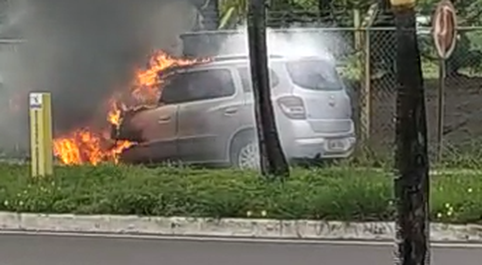 Carro pega fogo enquanto transitava na Zona de Expansão de Aracaju