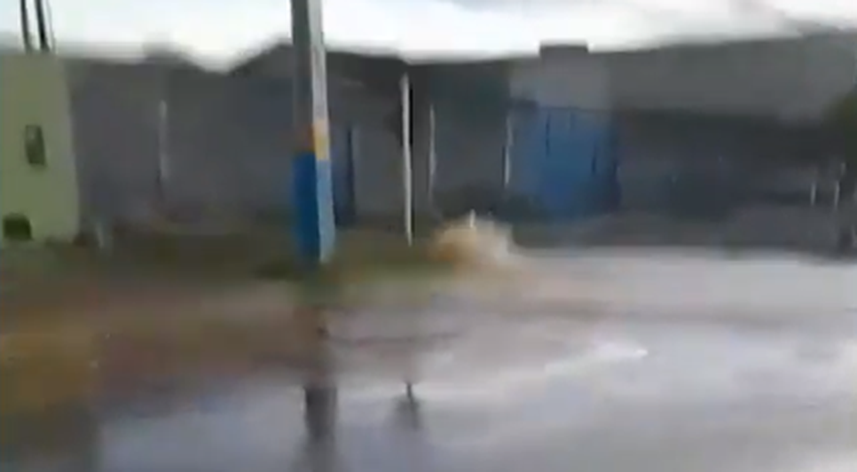 Vazamento deixa moradores sem água na Barra dos Coqueiros