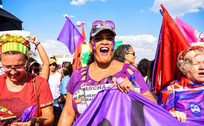 Brasília adere ao #EleNão e concentra manifestantes na área central da cidade