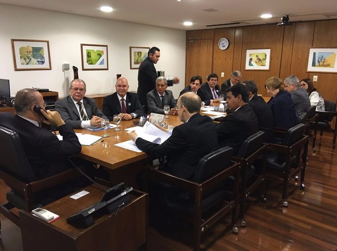 Ministro Padilha recebe a CNM e garante pagamento de 1% do FPM