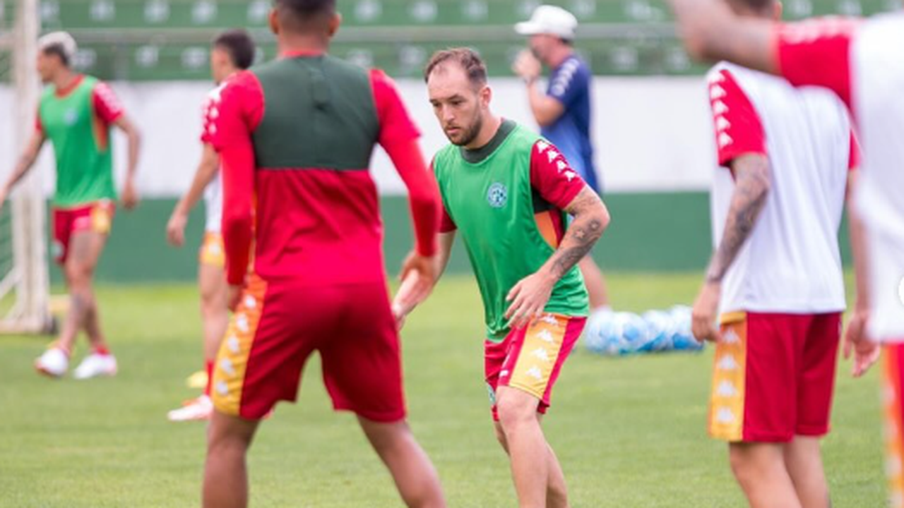 Titular no Guarani, goleiro Pegorari entra na mira do Coritiba e pode trocar de casa
