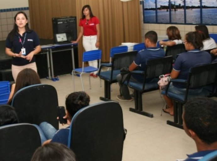 Estudantes da rede estadual participam de experimentos e palestras