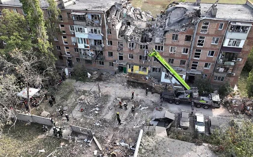 Rússia realiza ataque com mísseis na Ucrânia, deixando civis mortos e feridos