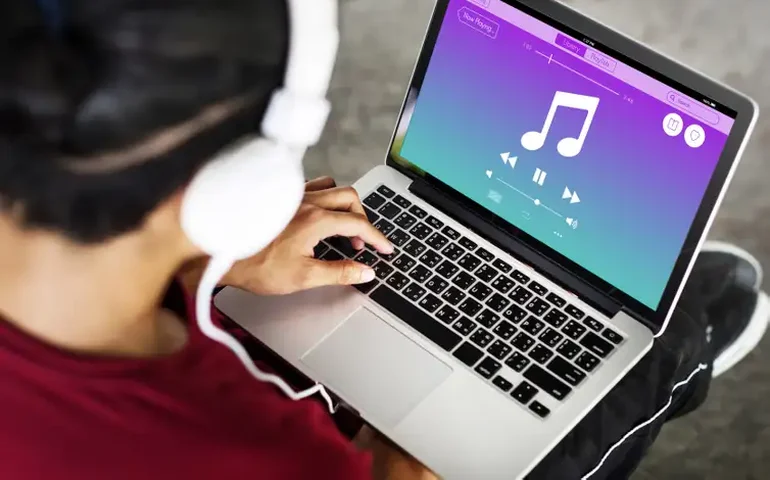 Ouvir música na terceira idade pode diminuir risco de demência, aponta estudo