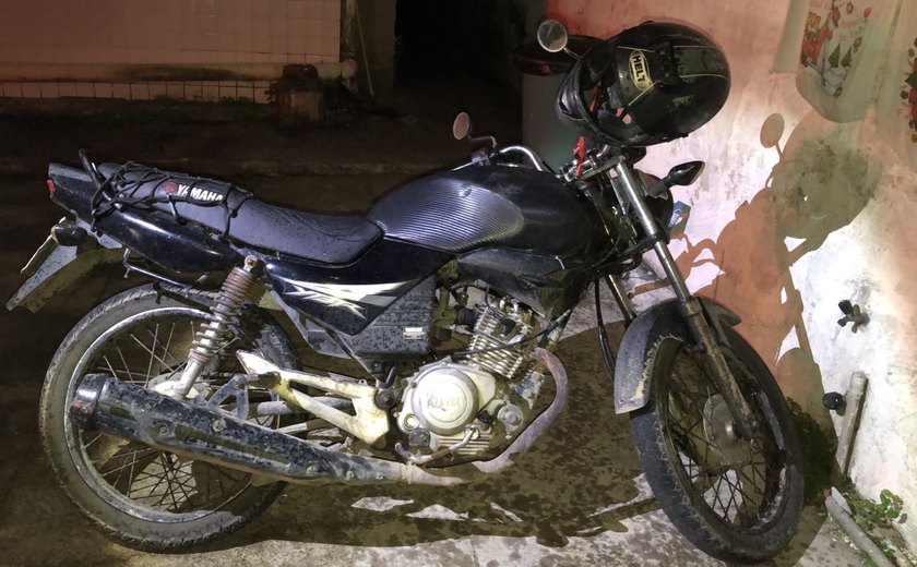 Polícia prende dupla de moto que estava roubando celular na parte alta de Maceió