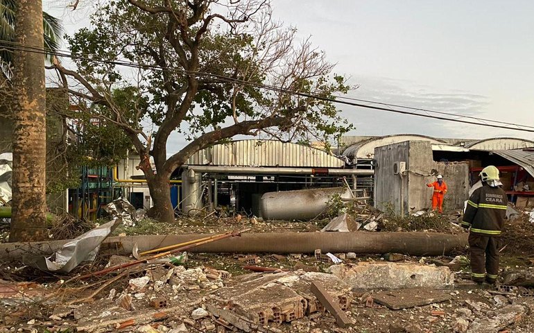 Explosão destrói fábrica de refrigerantes e deixa ferido em Fortaleza