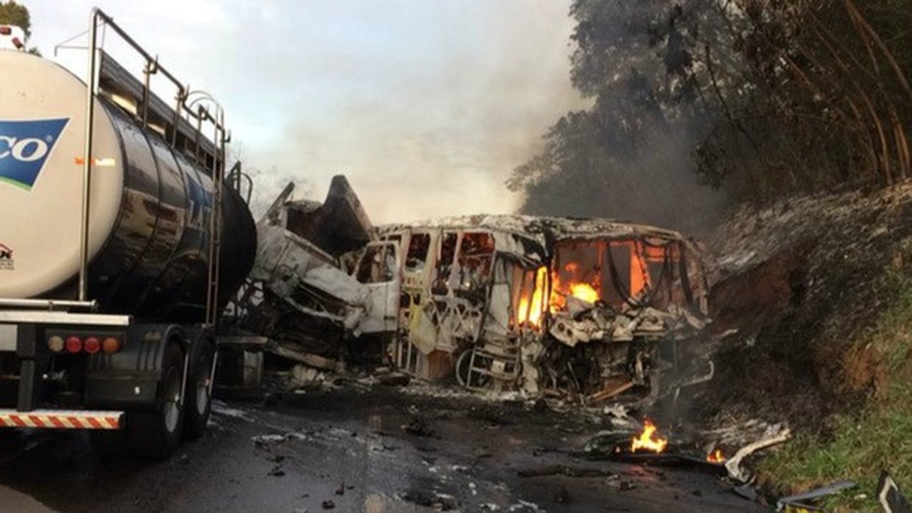 Acidente com ônibus deixa 20 mortos e vários feridos no Paraná