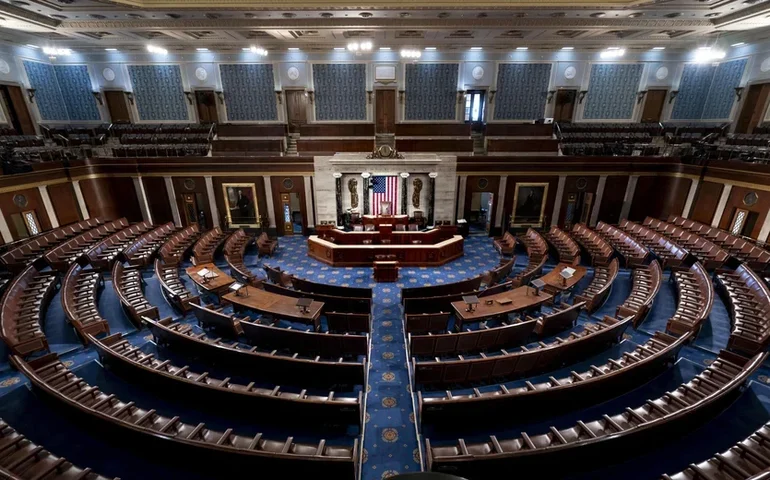 Câmara dos EUA aprova lei que exige a detenção de imigrantes ilegais acusados de crimes