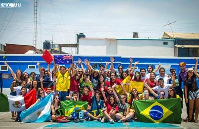 Jovens se reúnem para compartilhar histórias de intercâmbios sociais no Parque Shopping 