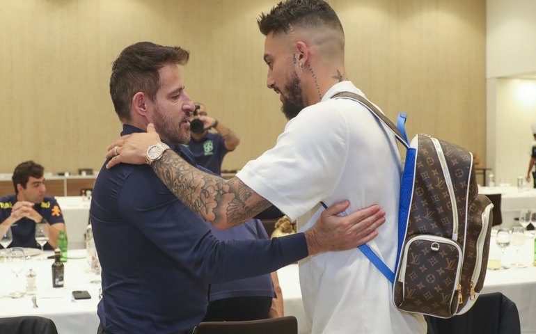 Alex Telles se apresenta à seleção em Barcelona e vê amistosos como chance de 'embalar'