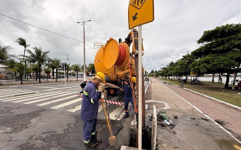 Infraestrutura intensifica limpeza da rede de drenagem no Jaraguá