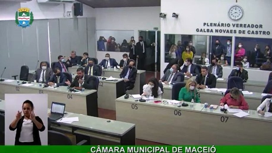 Vereadores de Maceió iniciam trabalhos e desafiam covid com aglomeração