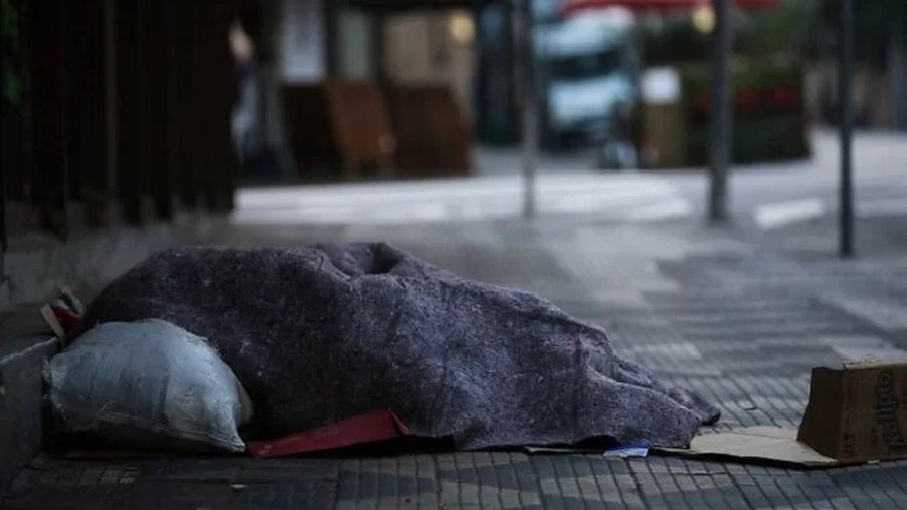Homem em situação de rua é encontrado morto em São Paulo após madrugada fria