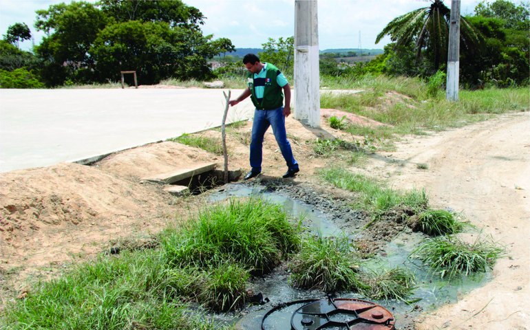 Equipe fiscaliza descarte de esgoto em área de Mata Atlântica