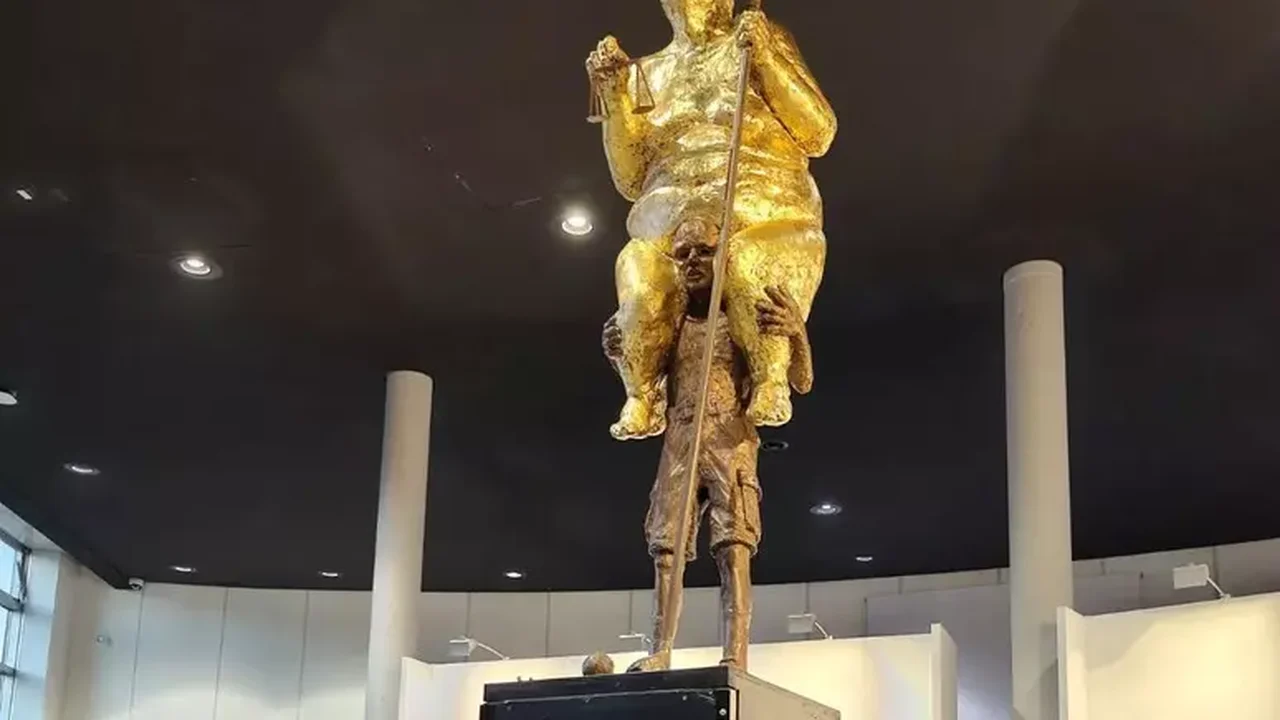 Estátua satírica de Trump nu é exposta no Parlamento Europeu