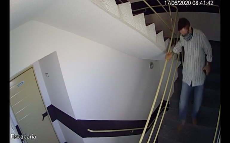 Vídeo mostra conselheiro do TCE de MT fugindo da PF para jogar cheques no lixo