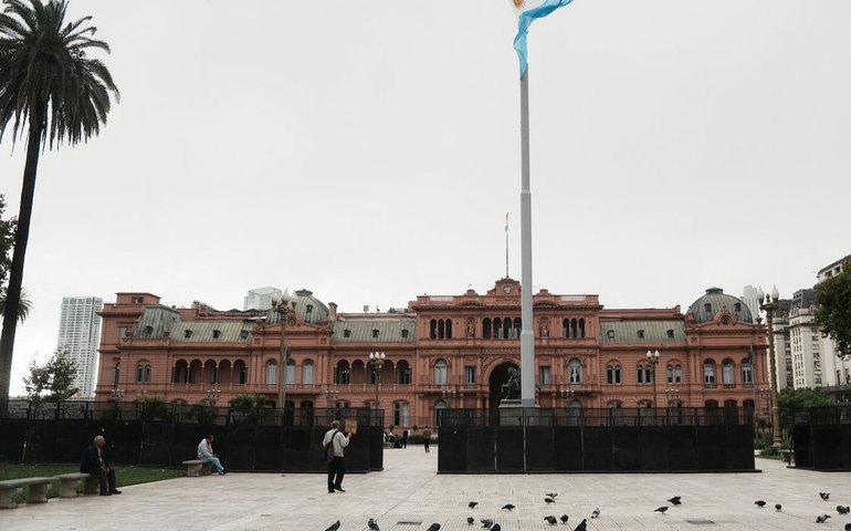 Reforma de Milei aumenta lucro e subjuga trabalhador, diz advogado