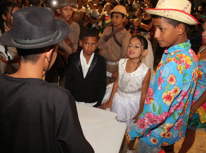 Arapiraca: casamento matuto mirim encanta no Arraiá Jardim das Paineiras