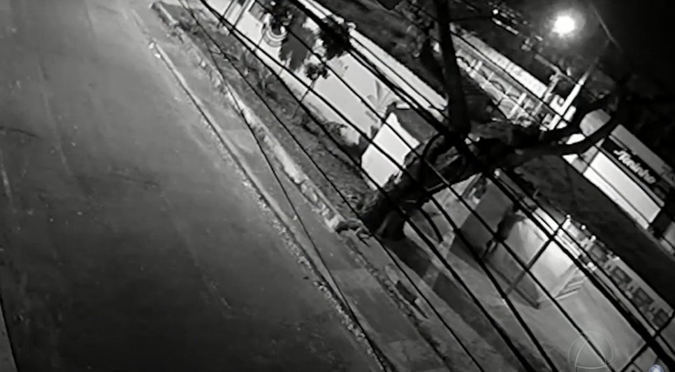 Suspeito conseguiu entrar no estabelecimento por meio de abertura no trailer. / Foto: Imagem: Reprodução/TV Atalaia