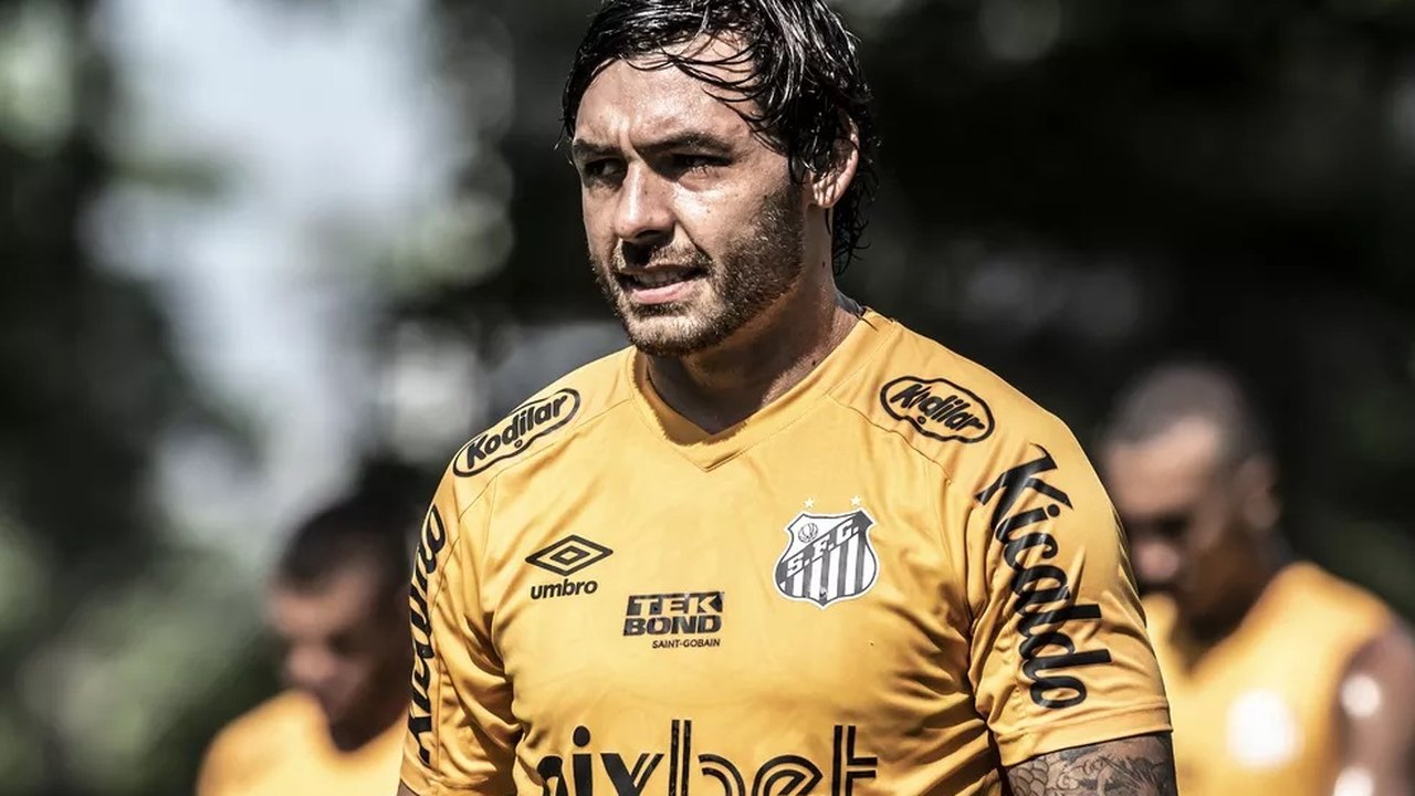 Ricardo Goulart não treina e fica mais perto de adeus no Santos