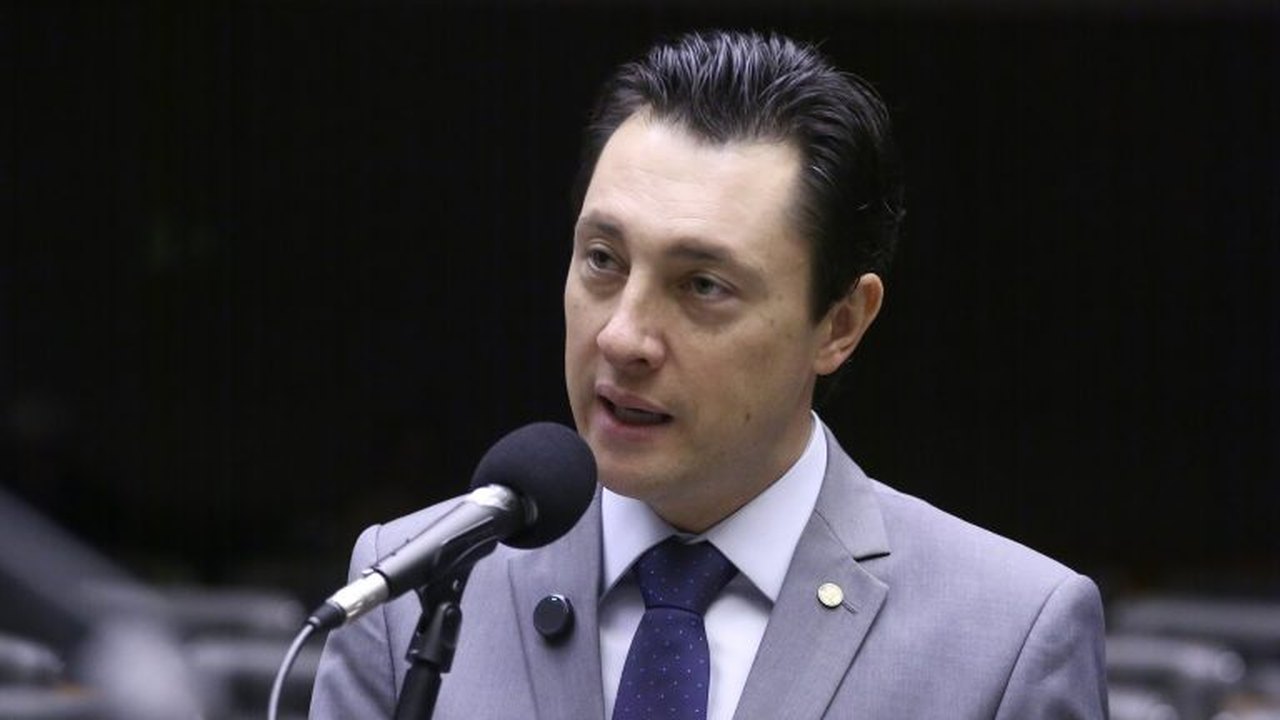 Flávio Bolsonaro precisa explicar áudio para ter sobrevida eleitoral, diz líder do Podemos