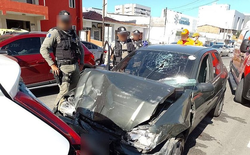 Condutor fica ferido em engavetamento entre quatro carros na Jatiúca