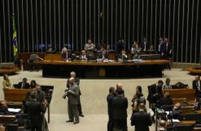 Câmara adia votação de PEC que acaba com coligações em eleições proporcionais