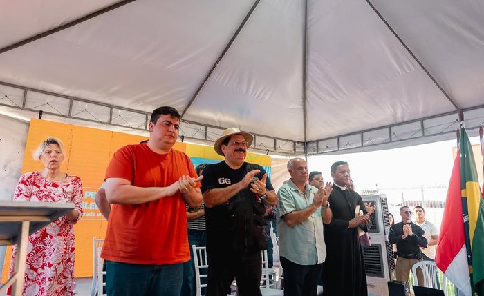 Sucessor de GG, Carlos Gonçalves (E) tem menos auxiliares do que o marido da tia, cujos vencimentos são o dobro do dos demais secretários