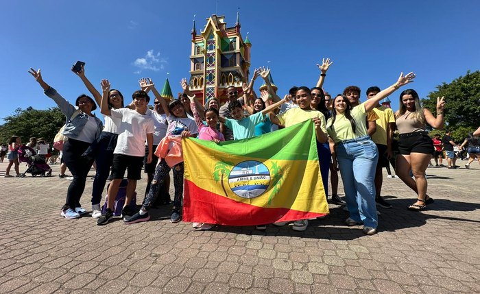 Prefeitura de Pilar leva alunos ao Beto Carrero World e Pratagy Acqua Park em comemoração ao Mês das Crianças