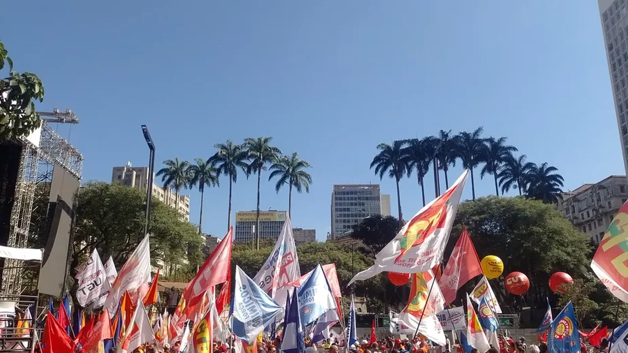 Centrais sindicais defendem MST e criticam Roberto Campos Neto no 1º de maio