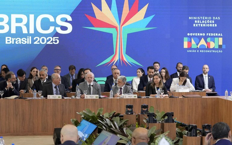 'Tradição diplomática' do Brasil pode contribuir com a institucionalização do BRICS, diz analista