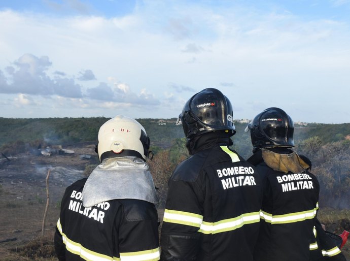 Bombeiros controlam incêndio em vegetação na Cidade Universitária