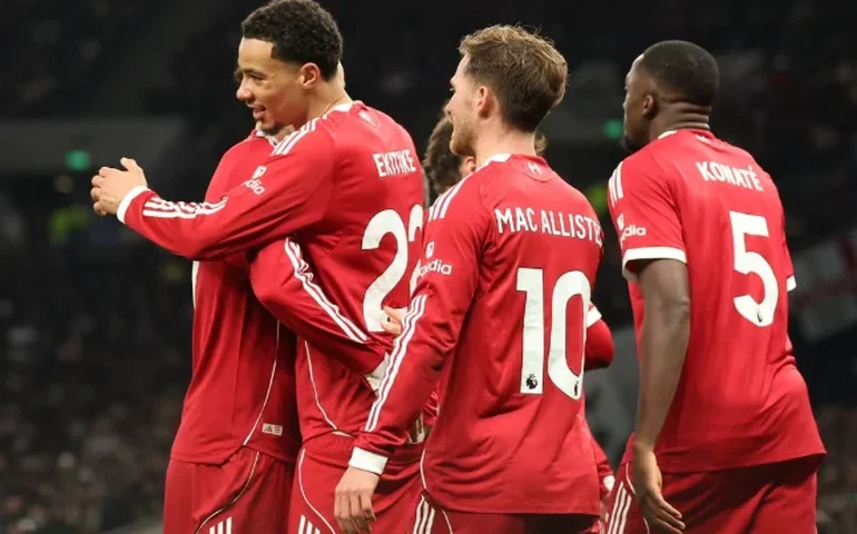 Liverpool supera Tottenham com dois expulsos e se aproxima do G4