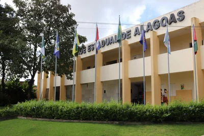 Uneal lança edital com 127 vagas para professores; veja como participar
