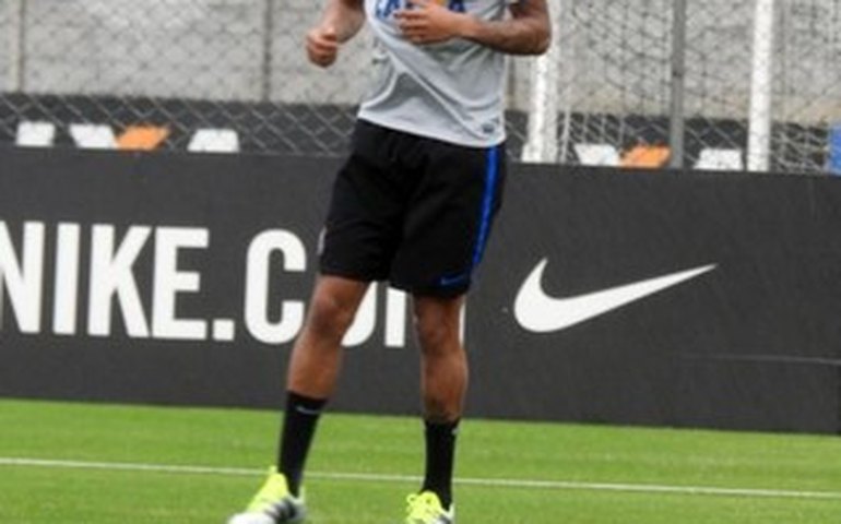 Corinthians tira pressão de Gustavo; atacante pode estrear na quinta-feira