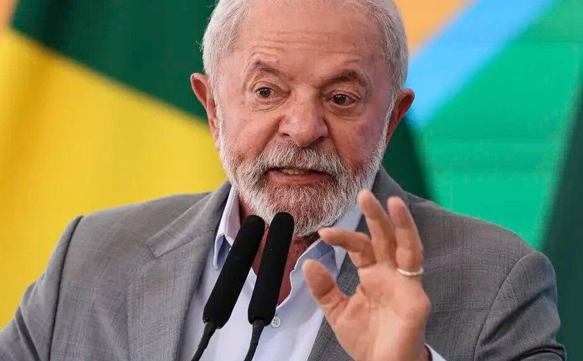 Lula rebate Trump e diz que Brasil 'não vai ficar de joelho' diante dos EUA