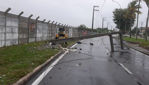 Carro derruba poste e deixa moradores sem energia na Zona Sul de Aracaju