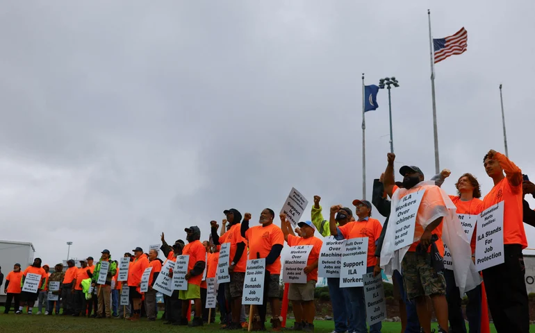 Trabalhadores portuários dos EUA concordam em suspender greve até 15 de janeiro