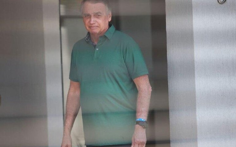 Bolsonaro envia bilhete a ex-assessor e diz que segue 'superando as dificuldades do isolamento'