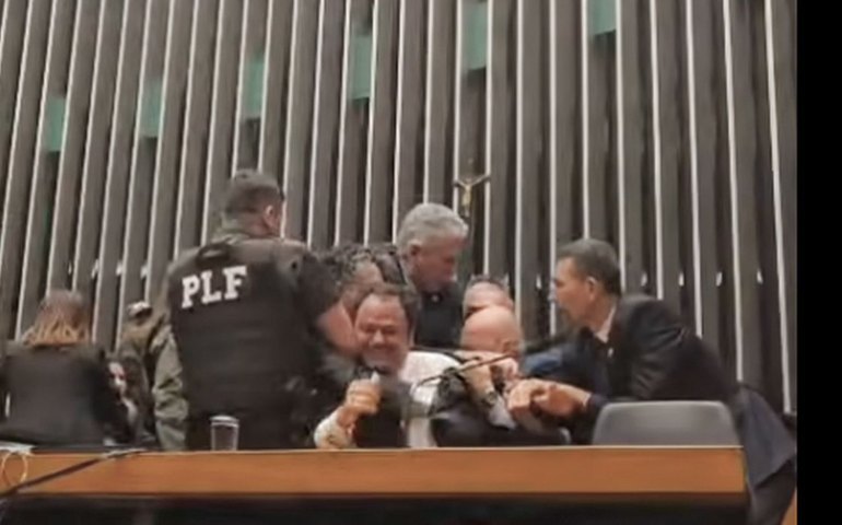 Entidades criticam retirada da imprensa na Câmara