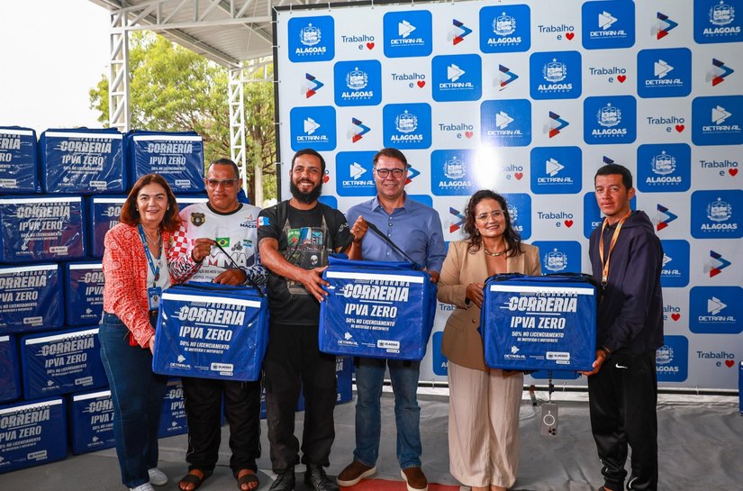 Motociclistas profissionais recebem treinamento e 250 bags térmicas do Detran Alagoas