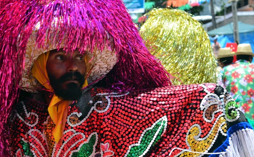 Maracatus e caboclinhos tomam conta do carnaval de Olinda