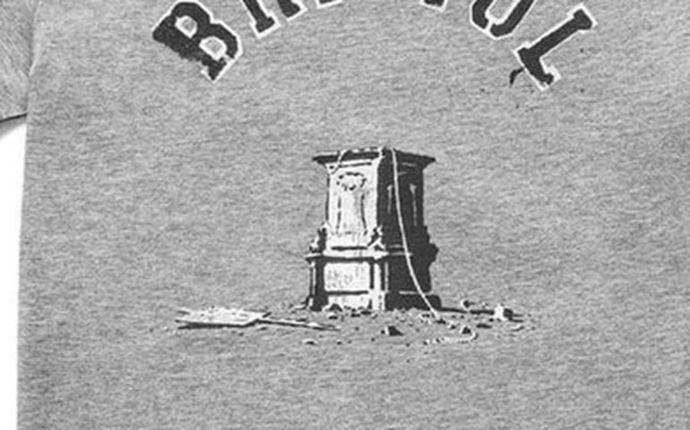 Banksy cria camiseta para ajudar réus que derrubaram estátua em Bristol