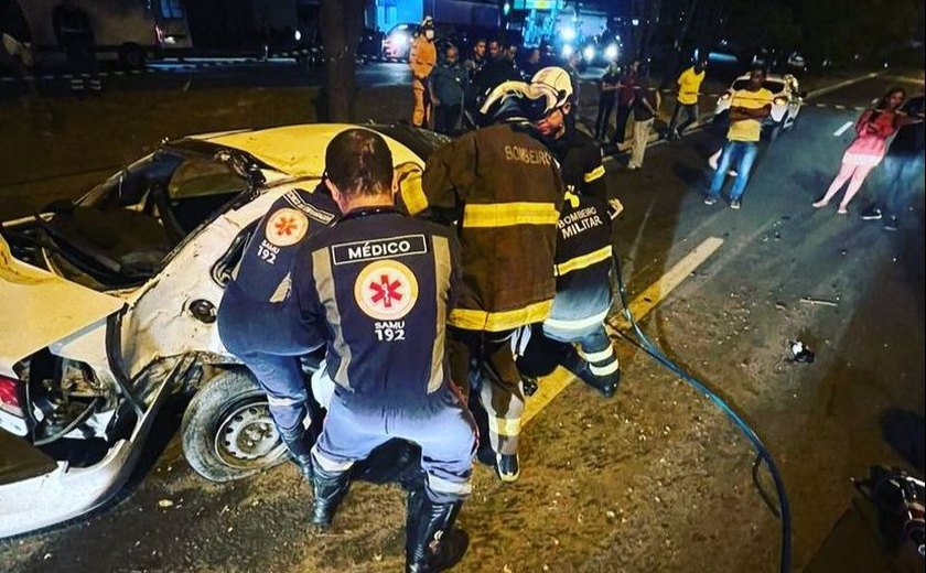 Um morre e três focam feridos em acidente de carro na Av. Fernandes Lima