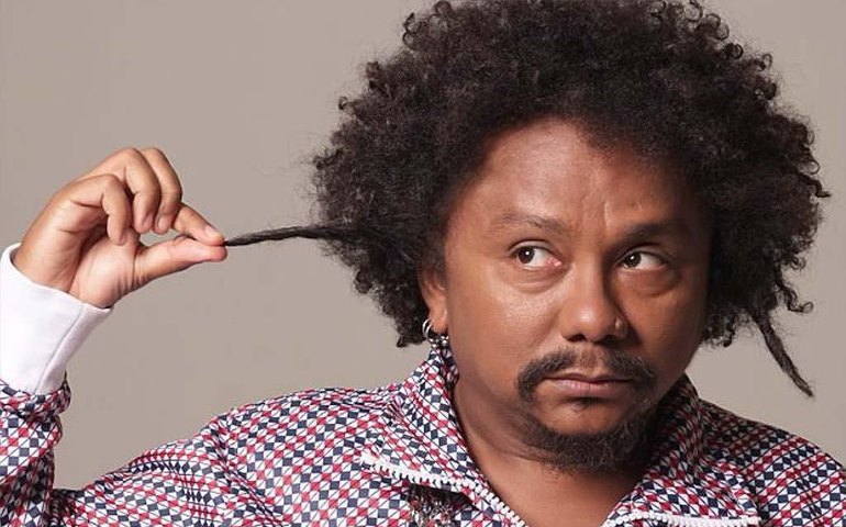 Chico César recria no palco o repertório de &#8216;Aos Vivos&#8217;