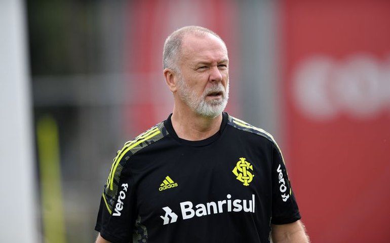 Mano Menezes não revela se vai alterar time do Corinthians no duelo com o Cuiabá no Mato Grosso